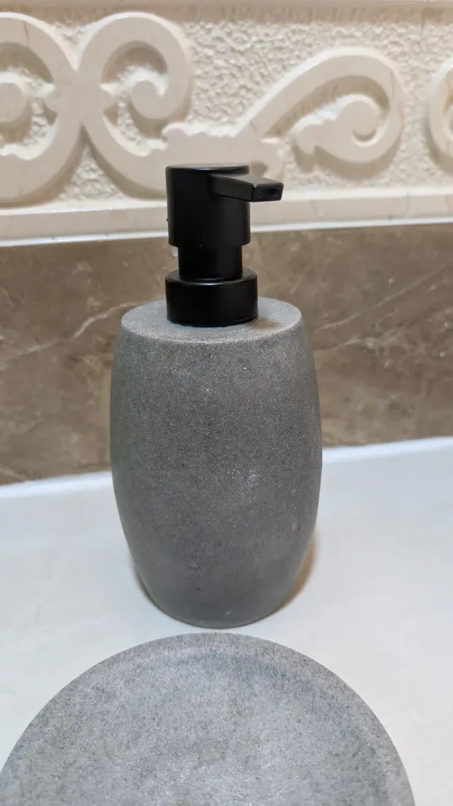 Dispenser di sapone e portasapone in pietra grigia
