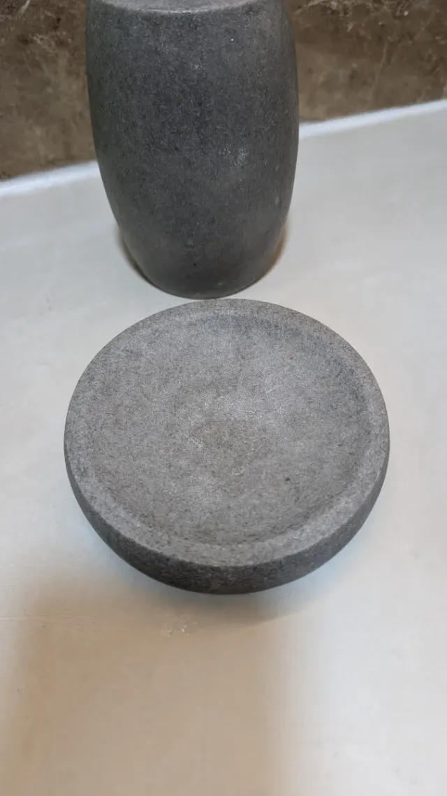 Dispenser di sapone e portasapone in pietra grigia