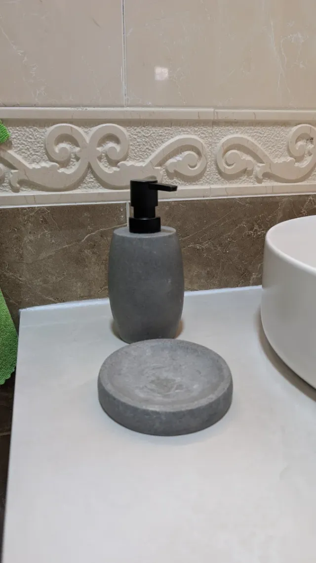 Dispenser di sapone e portasapone in pietra grigia