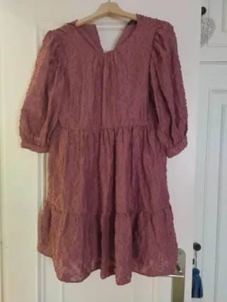 Vestido juvenil rosa palo con flores en relieve 