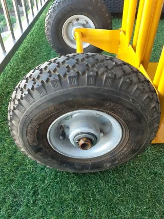 Carro de mano amarillo con pala abatible