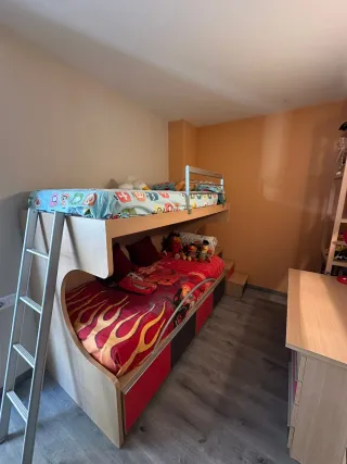 Habitación juvenil litera y escritorio