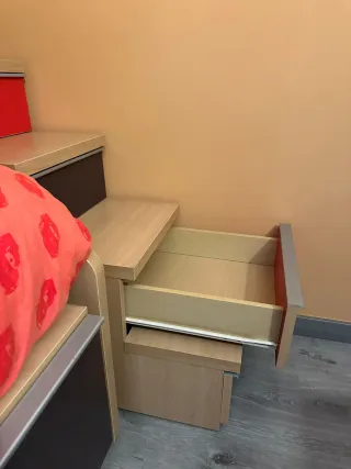 Habitación juvenil litera y escritorio