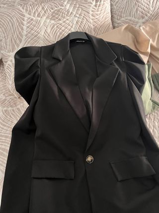 Chaqueta negra manga abullonada