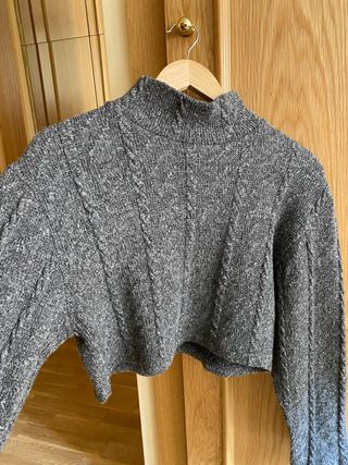 Jersey Zara corto trenzado cuello alto gris S