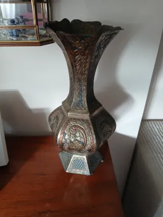 Jarrón de metal decorado