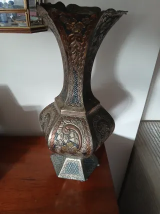 Jarrón de metal decorado