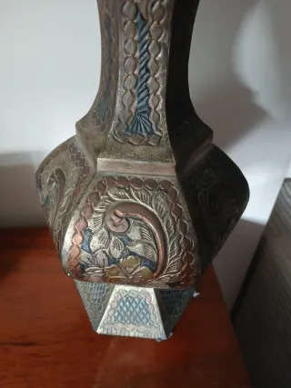 Jarrón de metal decorado