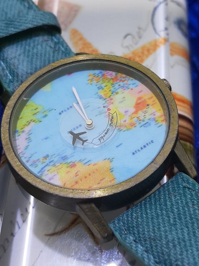 Reloj de pulsera con mapa del mundo