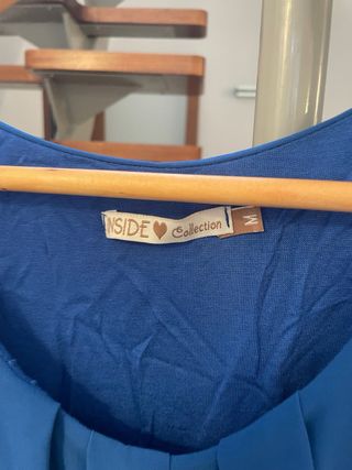 Vestido azul con cinturón de tiras