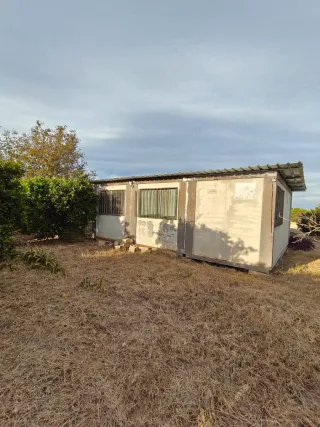 Caseta de aperos con campo