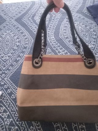 Bolso de rayas con asas