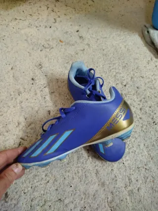 Botas de fútbol niño azul