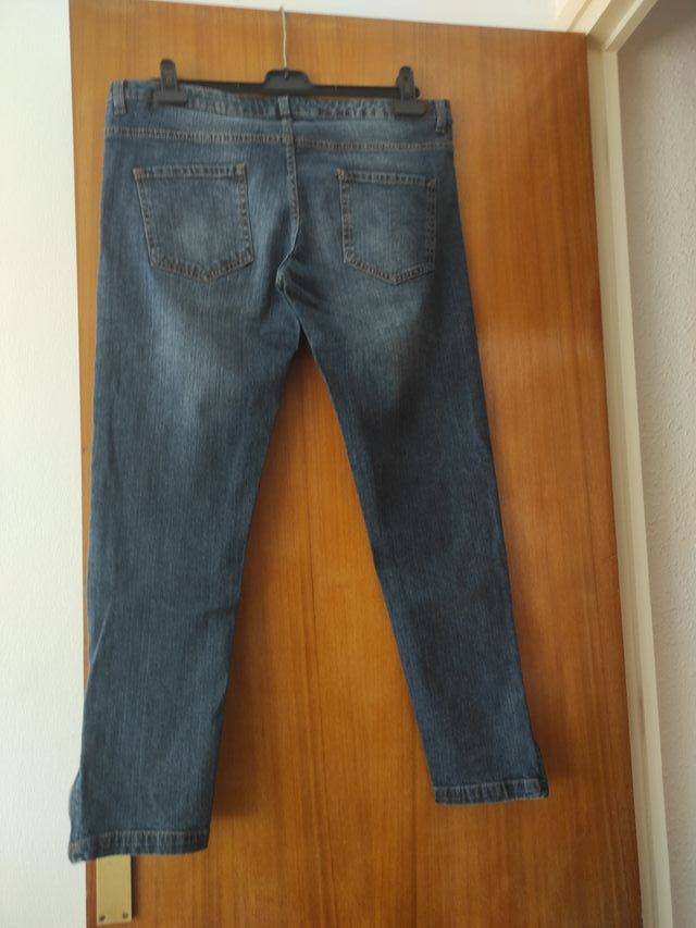 Vaqueros tobilleros con cremallera y cintura media