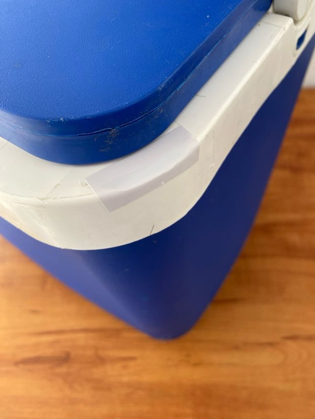 Nevera mediana azul y blanca