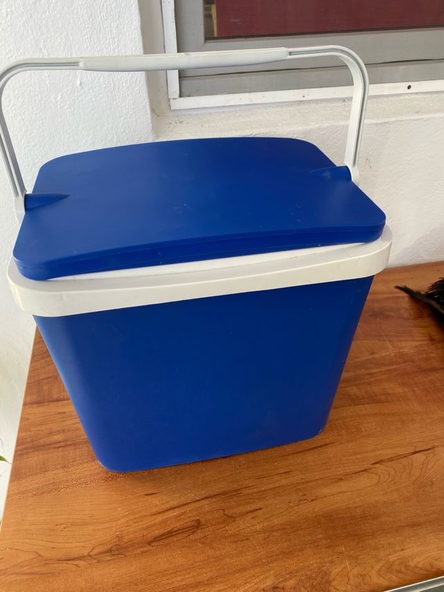 Nevera mediana azul y blanca