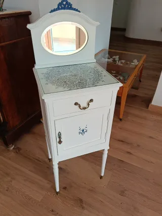 Mesita antigua con espejo y cristal