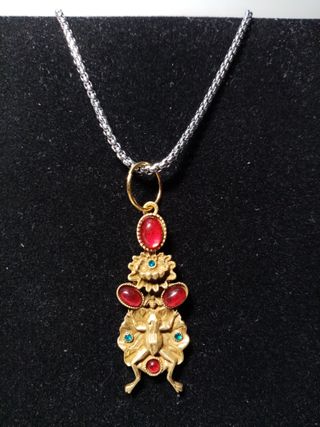Colgante Rana Vintage Tono Dorado con Gemas Rojas
