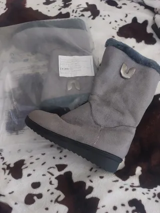 Botas grises nuevas