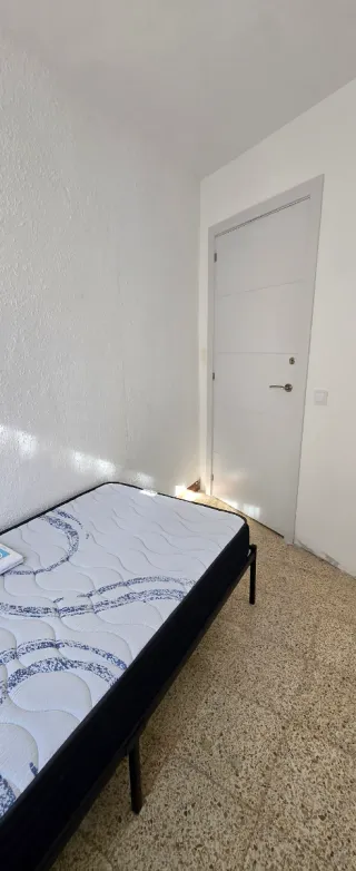 Habitación individual en alquiler.