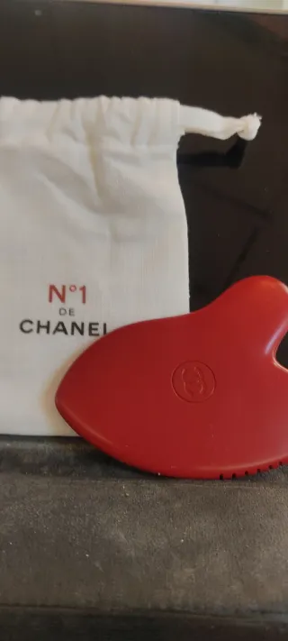 Chanel N°1 de Chanel Masajeador Facial Rojo