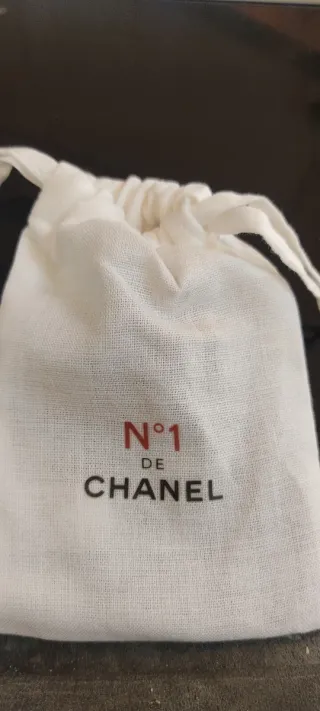 Chanel N°1 de Chanel Masajeador Facial Rojo
