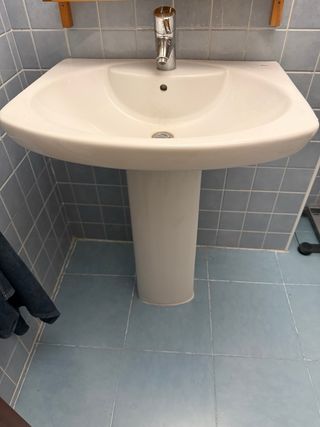 Lavabo de baño blanco pedestal y grifo completo