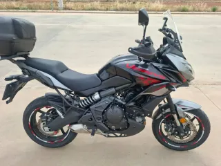Kawasaki Versys 650 Negra y Roja con 23.000 kms