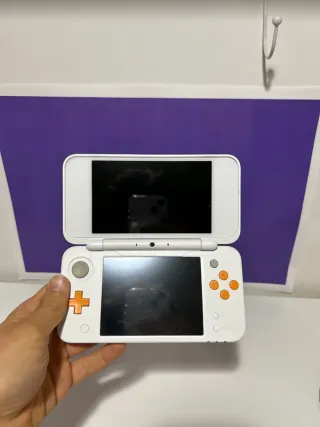 New 2DS XL Bianco + Scatola + difetti scocca