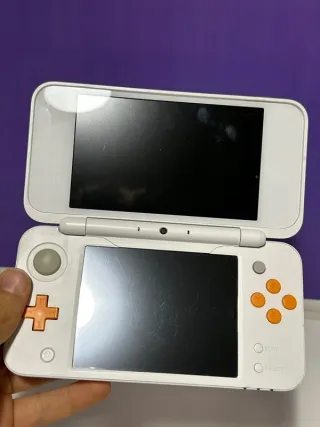 New 2DS XL Bianco + Scatola + difetti scocca
