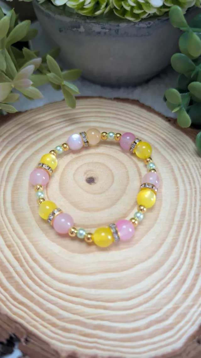 Pulsera dorada con cuentas rosas y amarillas
