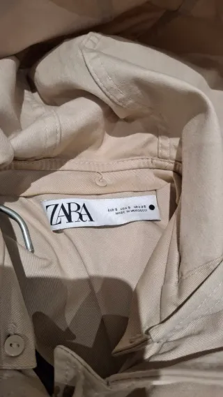 Chaqueta larga beige con capucha