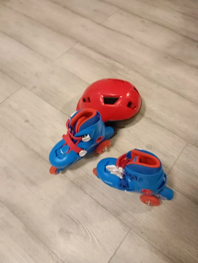 Patines ajustables talla 26 niño + Casco