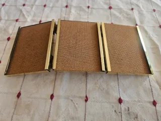 Portafotos tríptico dorado y mimbre