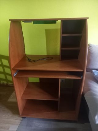 Mueble ordenador con ruedas