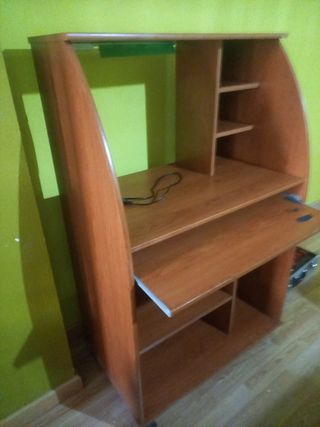 Mueble ordenador con ruedas
