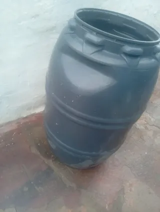 Bidón de plástico pa. ra agua 1/10de alto