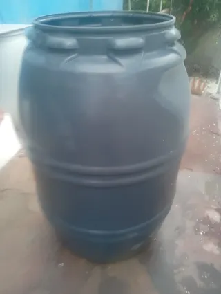 Bidón de plástico pa. ra agua 1/10de alto