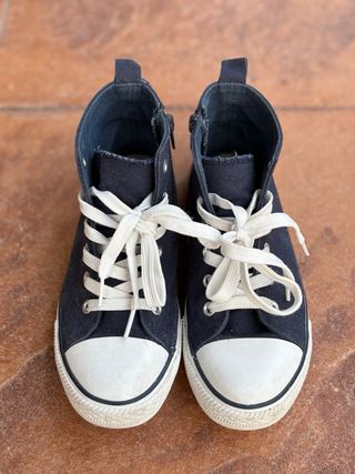 Zapatillas tipo Converse azules y blancas