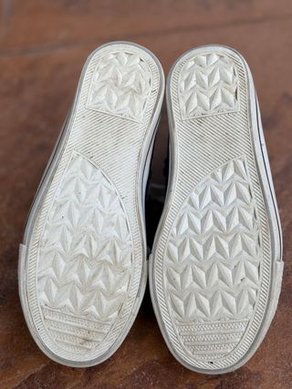 Zapatillas tipo Converse azules y blancas