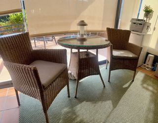 Conjunto mesa redonda y 2 sillas ratán