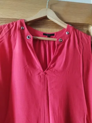 Blusa sin mangas color rojo, y otra en color azul