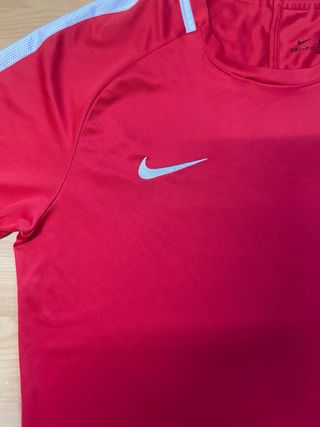 Camiseta deportiva Nike Dri-Fit Roja
