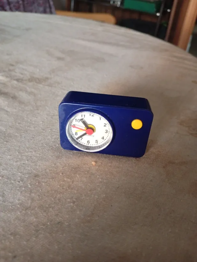 Mini despertador azul y amarillo