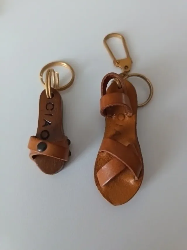 Portachiavi sandali in cuoio