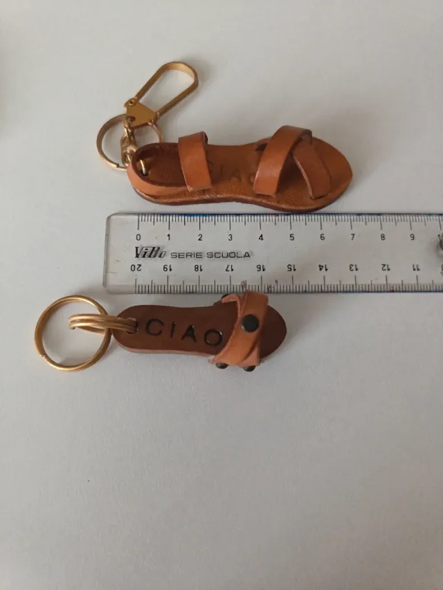 Portachiavi sandali in cuoio