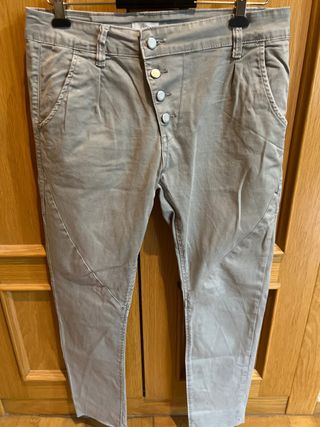 Pantalón gris con botones
