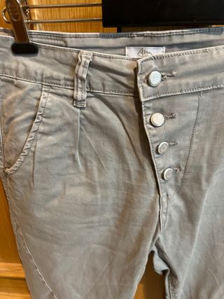 Pantalón gris con botones