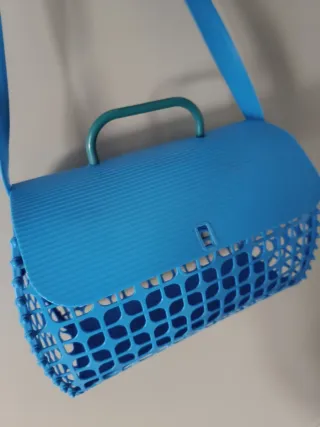 Cesta azul con asa y correa