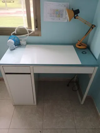 Escritorio blanco con cajón y estante